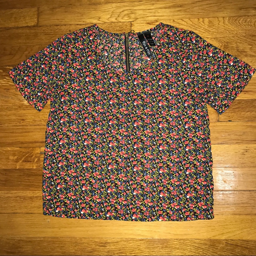 Short Sleeved Floral Blouse w Zip back